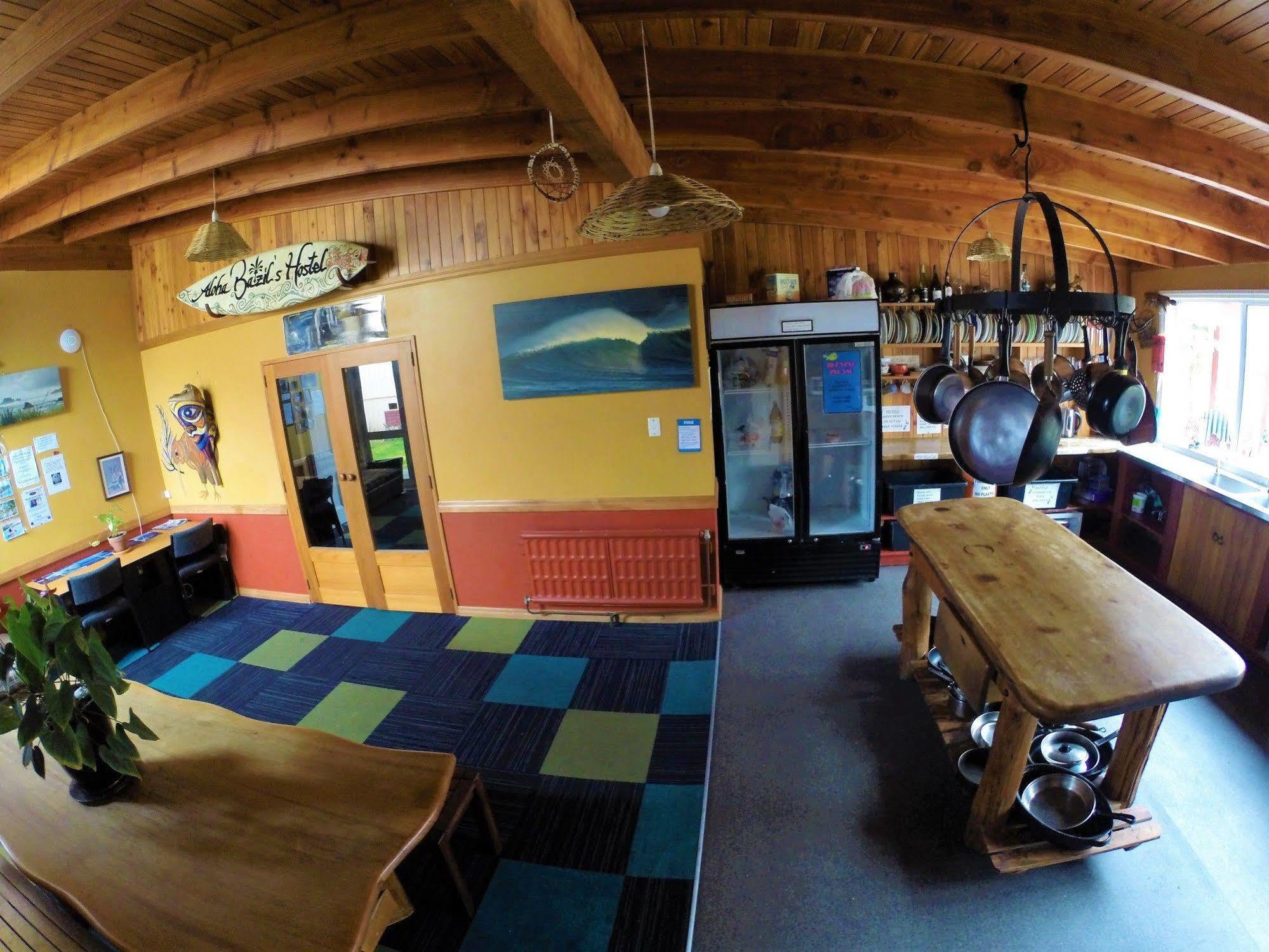 Bazil'S Backpackers Bbh Hostel & Surf School Westport Exterior foto