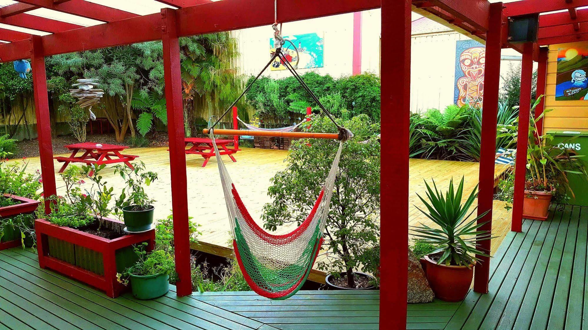 Bazil'S Backpackers Bbh Hostel & Surf School Westport Exterior foto
