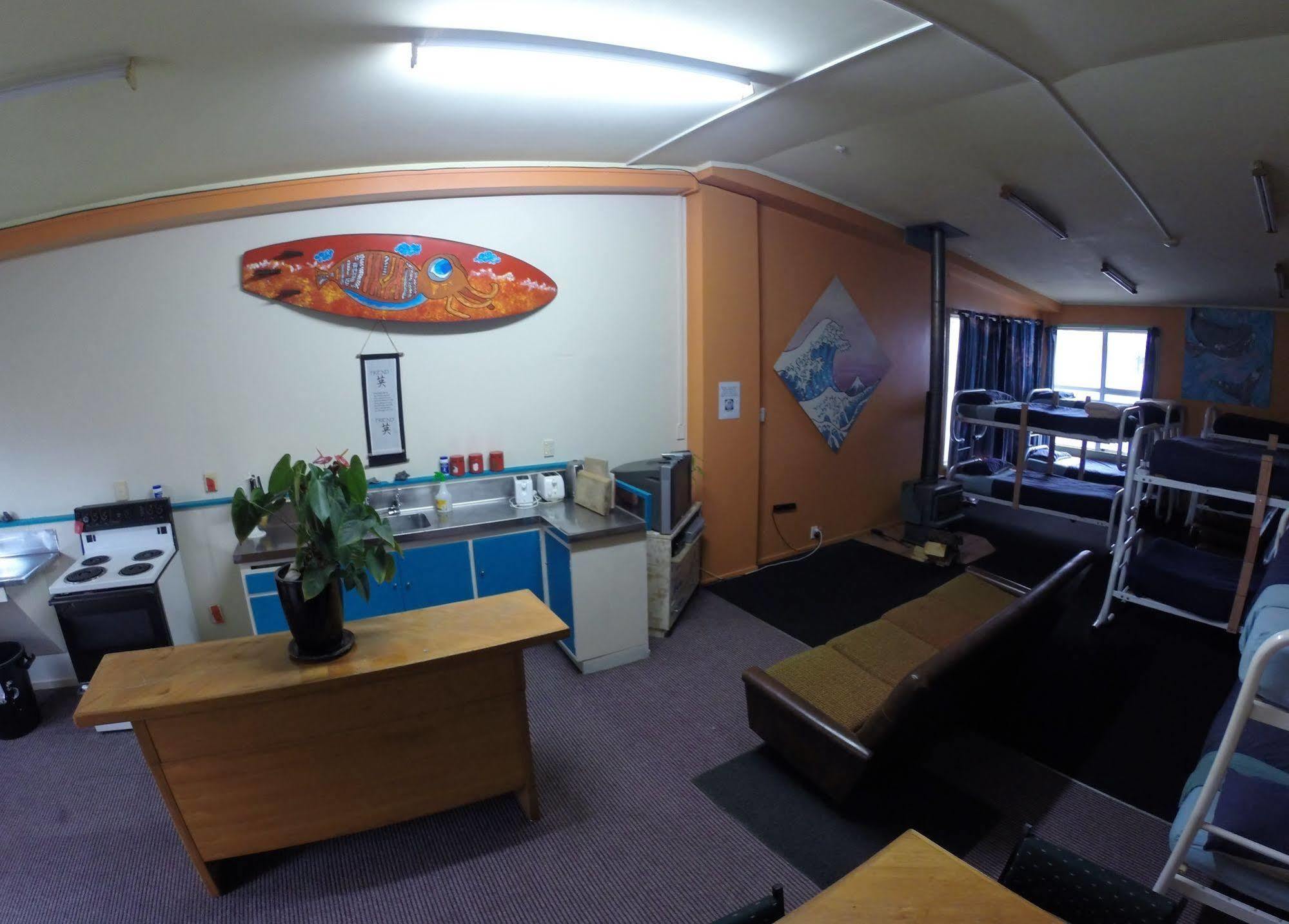 Bazil'S Backpackers Bbh Hostel & Surf School Westport Exterior foto